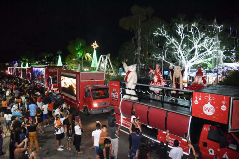 Milhares De Pessoas Acompanham Passagem De Caravana De Natal Em