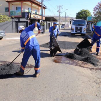 Prefeitura realiza operação tapa-buracos em 12 bairros nesta terça-feira