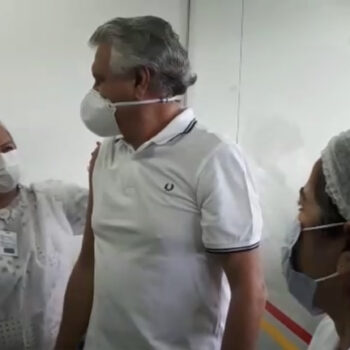 Caiado recebe primeira dose da vacina contra covid-19