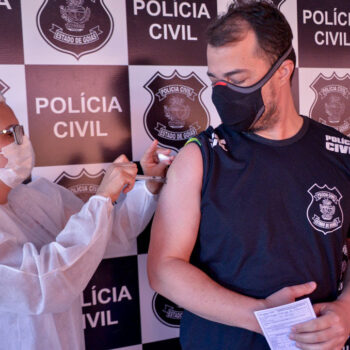 Aparecida inicia vacinação de agentes de segurança que atuam na cidade