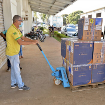 Governo de Goiás recebe novas remessas com 152.060 doses de vacinas contra covid-19