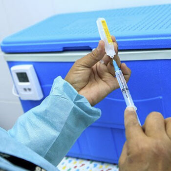 Primeiro lote de vacinas Covid-19 do ano de 2022 chega ao Brasil