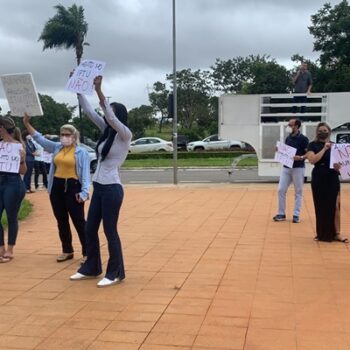 Protesto contra IPTU abusivo em frente ao Paço de Goiânia 