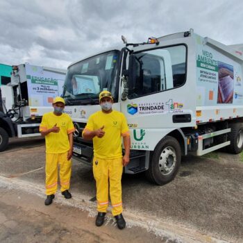Nova frota de caminhões para coleta de lixo em Trindade começa a circular nesta quarta-feira 