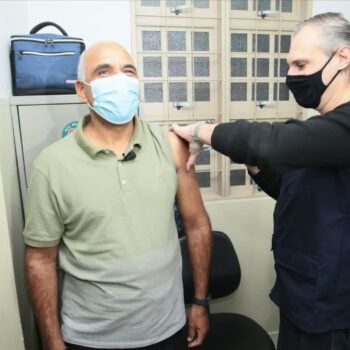 Rogério Cruz abre Dia D da Vacinação e recebe dose de reforço contra covid-19 