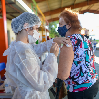Prefeitura de Goiânia vacina contra covid-19 e Influenza em três postos, durante feriado prolongado de Tiradentes
