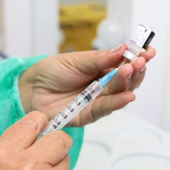 Vacinação contra covid-19 está disponível em 37 postos fixos de Aparecida nesta semana 