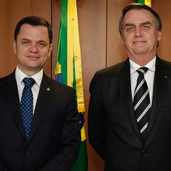 Bolsonaro estava ao lado do ministro da Justiça quando disse a Milton Ribeiro ter "pressentimento" sobre ação da PF 