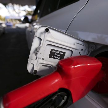 Petrobras reduz preço de venda da gasolina para distribuidoras 