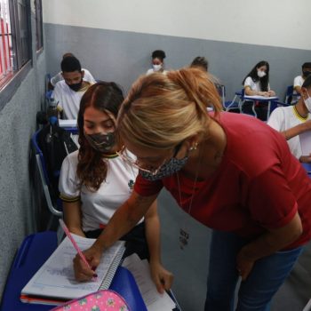 Governo de Goiás concede progressão salarial para mais de 7 mil professores e servidores da Educação