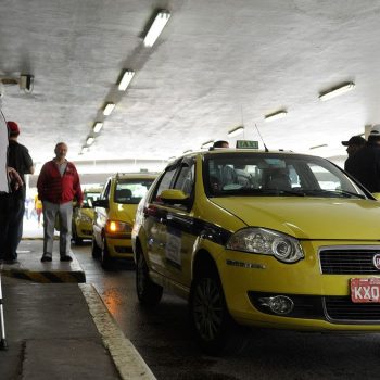 Auxílio para taxistas e caminhoneiros começa a ser pago em agosto 