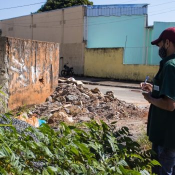 Em cinco dias, Comurg aplica 500 notificações para coibir descarte irregular de lixo em calçadas de Goiânia