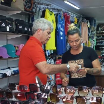 Leonardo Rizzo faz caminhada e conversa com comerciantes de Itumbiara 