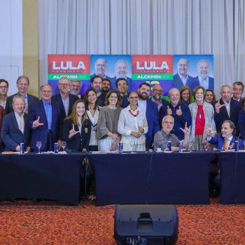 Lula recebe apoio de personalidades da sociedade civil 