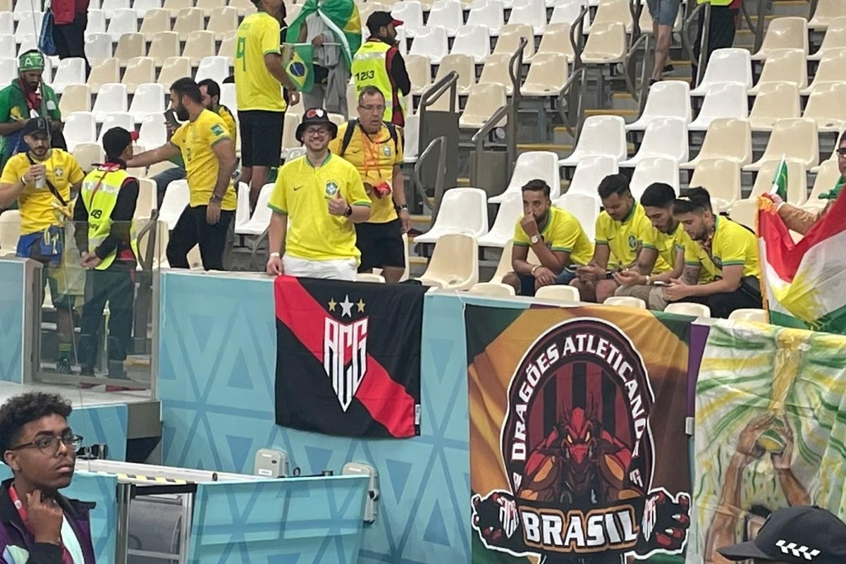 Os torcedores de futebol apoiam o estádio festivo do público do dia do jogo  da seleção nacional durante um jogo torcendo